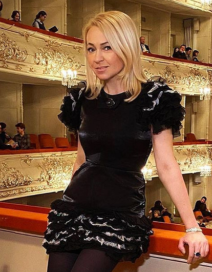 Яну Рудковскую раскритиковали за наряд с красными ботфортами (и вновь поздравили с беременностью)