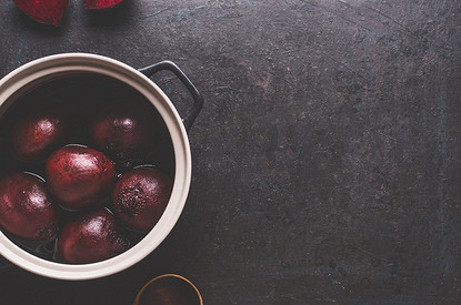 Сколько варить свеклу в кастрюле, мультиварке и микроволновке (спойлер — не больше 2 часов)