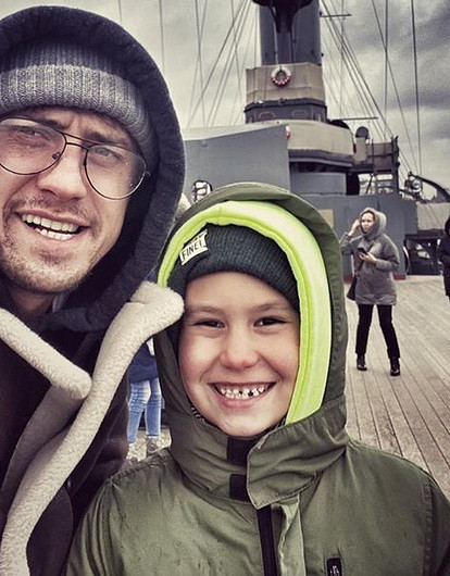 Павел Прилучный забрал сына на съемки после объявления о разводе с Муцениеце