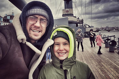 Павел Прилучный забрал сына на съемки после объявления о разводе с Муцениеце