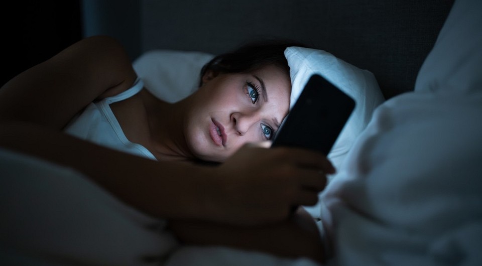 Вредно ли пользоваться телефоном перед сном (спойлер: не всегда)
