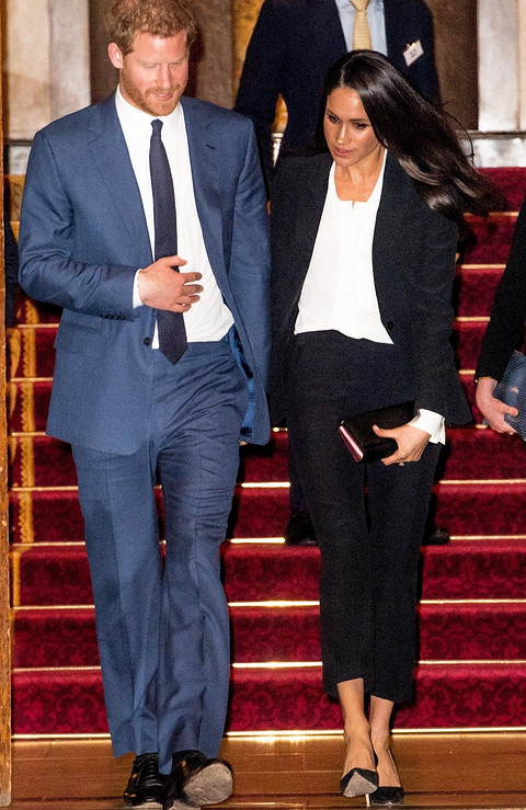 С тех пор, как Меган Маркл и принц Гарри объявили о помолвке, обсуждения гардероба будущей герцогини Сассекской не прекращаются. Меган выбирает одежду как крупных модных брендов (Givenchy...