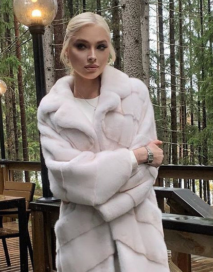 Алена Шишкова отказалась от нарощенных волос и стала похожа на Мэрилин Монро