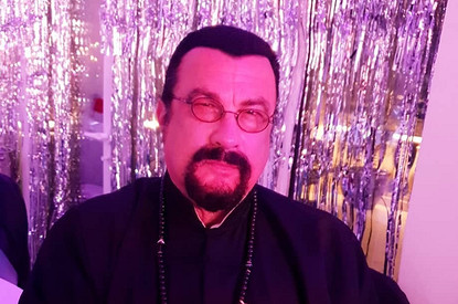 Стивена Сигала оштрафовали более чем на 300 тысяч долларов из-за рекламы криптовалюты