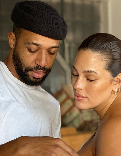 Эшли Грэм опубликовала первое фото с новорожденным сыном