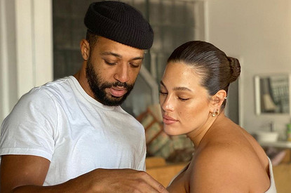 Эшли Грэм опубликовала первое фото с новорожденным сыном