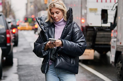 С чем носить черный пуховик: 28 модных образов на каждый день (фото)