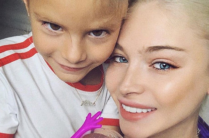 «Влюбилась»: дочь Алены Шишковой и Тимати нашла фото «секретного мальчика» мамы (смешное видео)