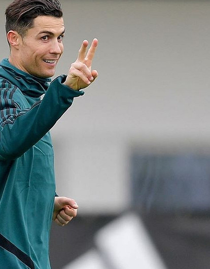 Криштиану Роналду подарили на день рождения шикарный джип (вот это друзья)