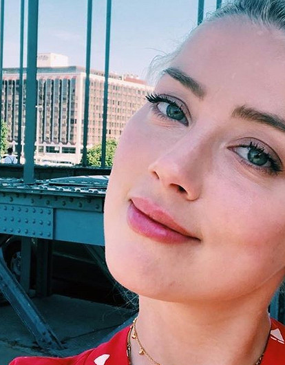 «Я весила всего 52 кг»: Эмбер Херд посмеялась над Джонни Деппом, обвинившим ее в домашнем насилии