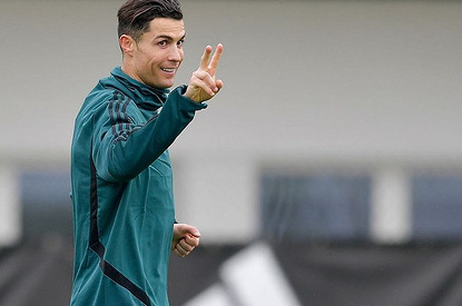 Криштиану Роналду подарили на день рождения шикарный джип (вот это друзья)