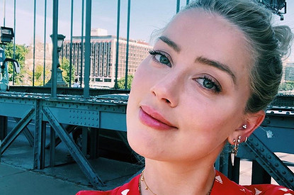 «Я весила всего 52 кг»: Эмбер Херд посмеялась над Джонни Деппом, обвинившим ее в домашнем насилии