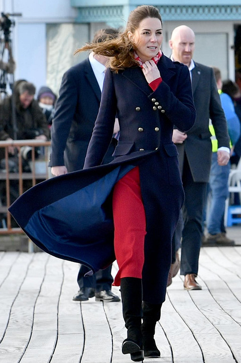 Герцогиня Кембриджская — эталон женственности и элегантности. Недавно Кейт Миддлтон появилась в красном платье, высоких замшевых сапогах на низком каблуке и длинном темно-синем пальто в с...
