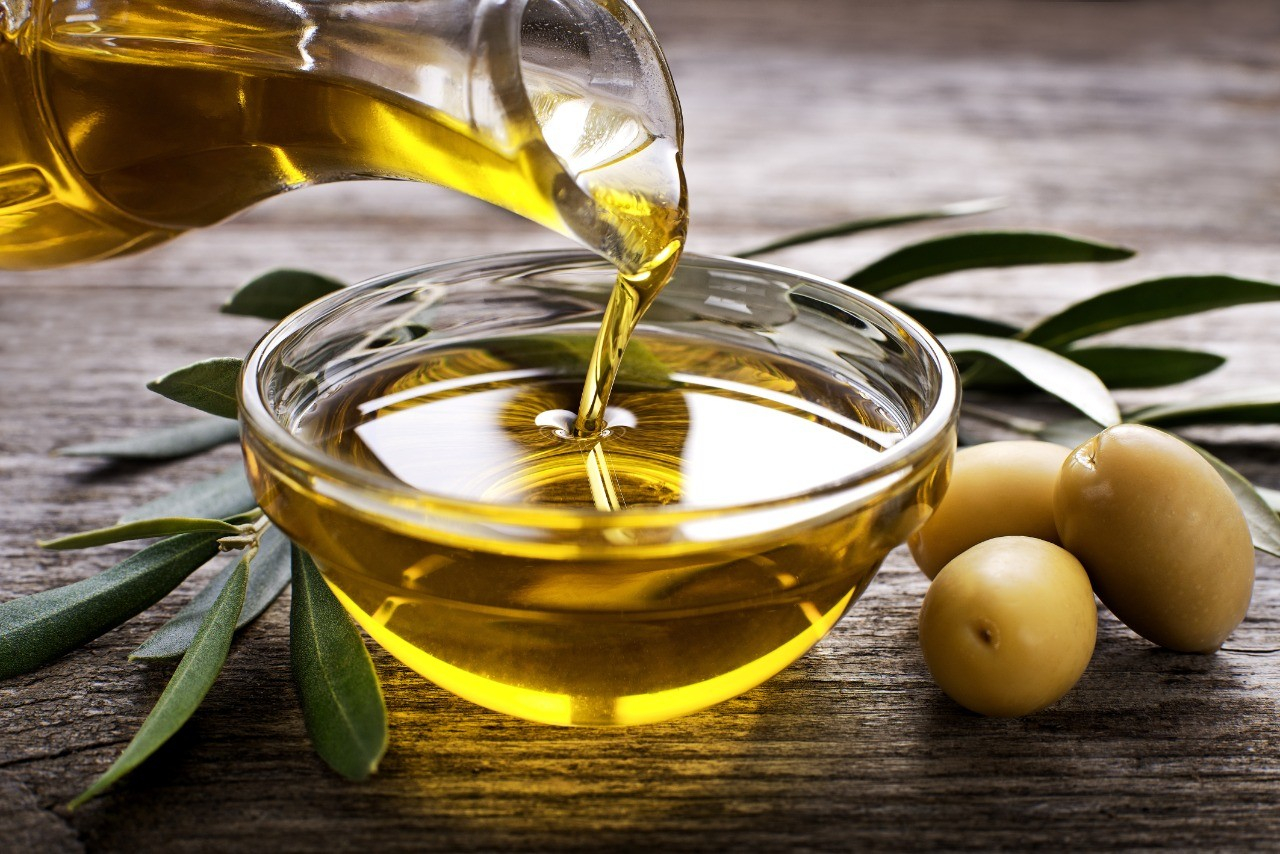 Оливковое масло для всех типов волос: 9 вариантов применения