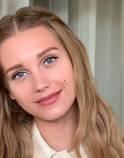 Кристину Асмус в красном купальнике сравнили с Памелой Андерсон