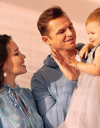 Дмитрий Тарасов с дочкой забрал Костенко из роддома (видео)