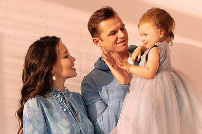 Дмитрий Тарасов с дочкой забрал Костенко из роддома (видео)