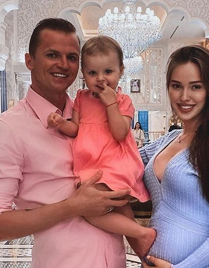 Дмитрий Тарасов и Анастасия Костенко показали первую встречу старшей дочери с новорожденной