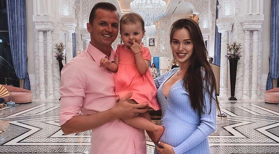 Дмитрий Тарасов и Анастасия Костенко показали первую встречу старшей дочери с новорожденной