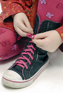 Как научить ребенка завязывать шнурки поэтапно: 6 эффективных рекомендаций и 3 простых способа шнуровки