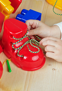 Как научить ребенка завязывать шнурки поэтапно: 6 эффективных рекомендаций и 3 простых способа шнуровки