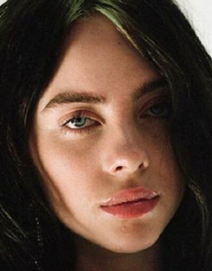 Билли Айлиш разделась до бюстгальтера на своем шоу из-за хейтеров (видео)