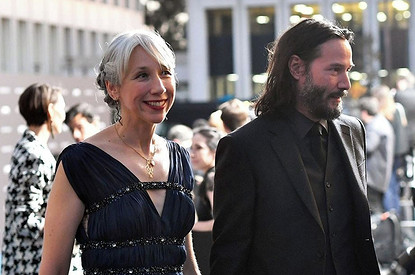 Возлюбленная Киану Ривза высмеяла Ким Кардашьян