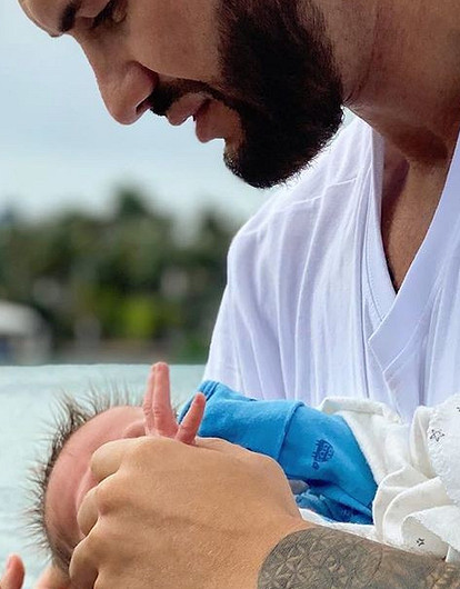 Джиган после скандала впервые увиделся с новорожденным сыном (видео)