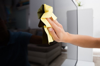 Чем протереть экран ЖК-телевизора, чтобы не испортить его: 6 эффективных средств