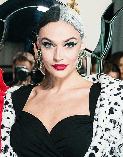 «Альтер эго на прогулке»: Алена Водонаева пришла на вечеринку в образе Круэллы Де Виль