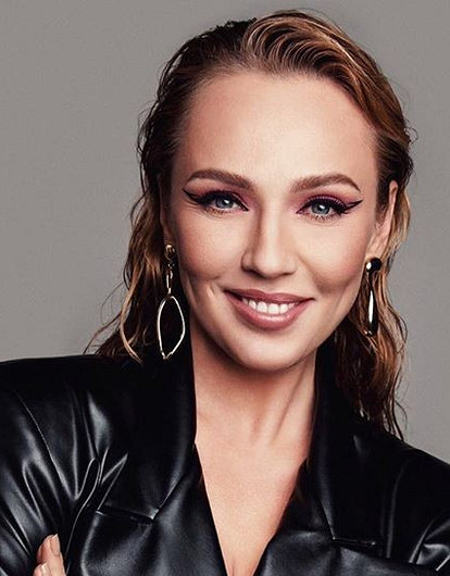 Косметика, как у звезды: любимые средства Альбины Джанабаевой (видео)