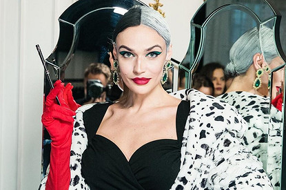 «Альтер эго на прогулке»: Алена Водонаева пришла на вечеринку в образе Круэллы Де Виль