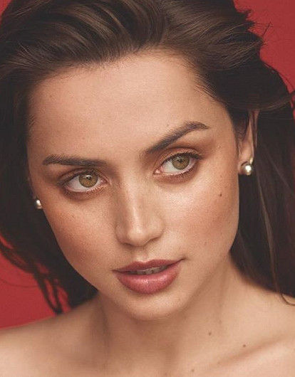 Актриса Анна Де Армас показала романтичные фото, которые сделал влюбленный Бен Аффлек