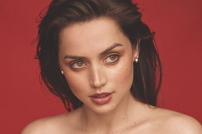 Актриса Анна Де Армас показала романтичные фото, которые сделал влюбленный Бен Аффлек