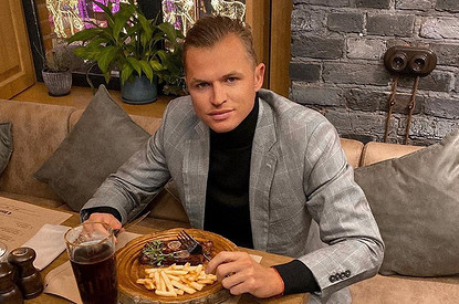 Дмитрий Тарасов отметил день рождения на костылях