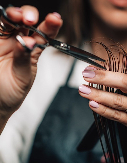 Меняйся к весне: 6 модных женских стрижек 2020 на средние волосы (и фото, чтобы показать мастеру)