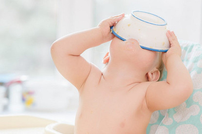 Как научить ребенка есть ложкой: 7 правил и 4 приема, которые ускорят процесс