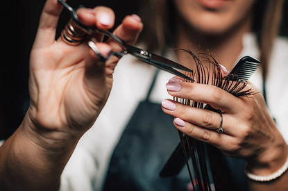 Меняйся к весне: 6 модных женских стрижек 2020 на средние волосы (и фото, чтобы показать мастеру)