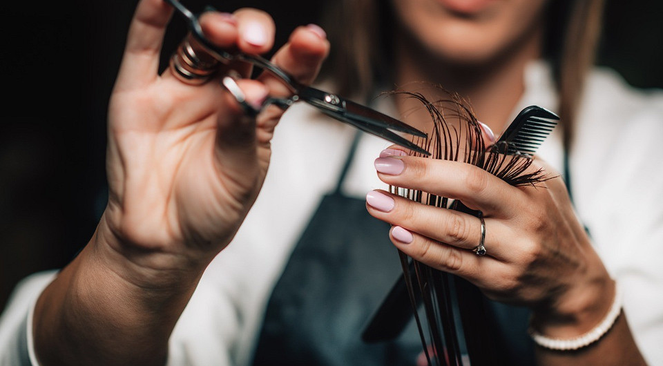 Меняйся к весне: 6 модных женских стрижек 2020 на средние волосы (и фото, чтобы показать мастеру)