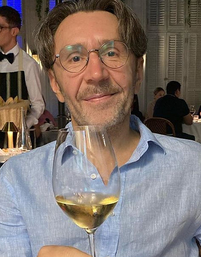 «Прилетели и сидят»: Сергей Шнуров высмеял «эскорт под карантином»