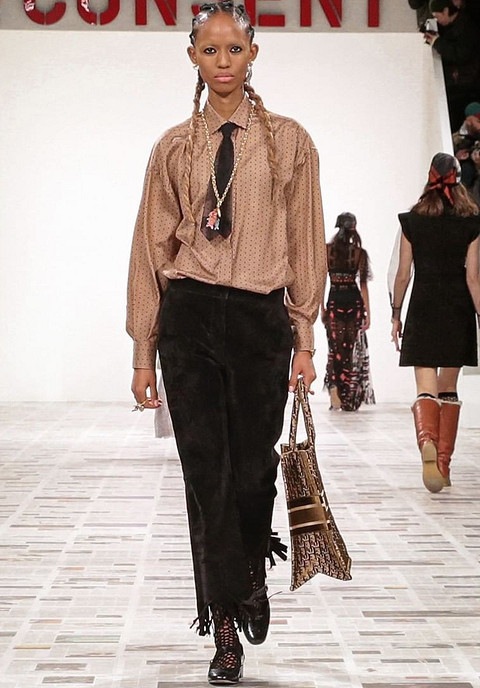 Модный дом Dior предложил более романтичные вариации галстука — из полупрозрачного тюля. Они будут хорошо гармонировать с романтичными воздушными блузами, рубашками, вязаными джемпер...