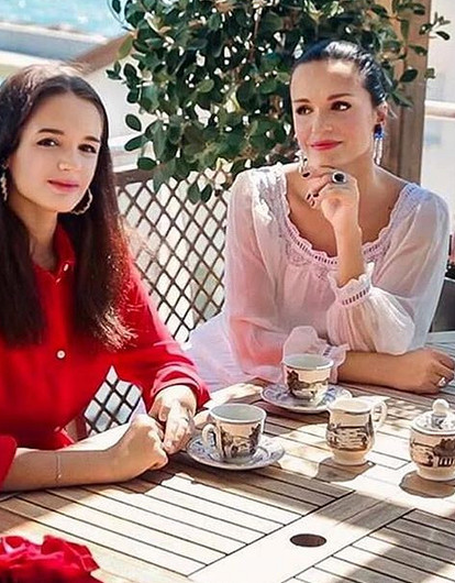 Дочь певицы Славы застряла во Франции из-за карантина