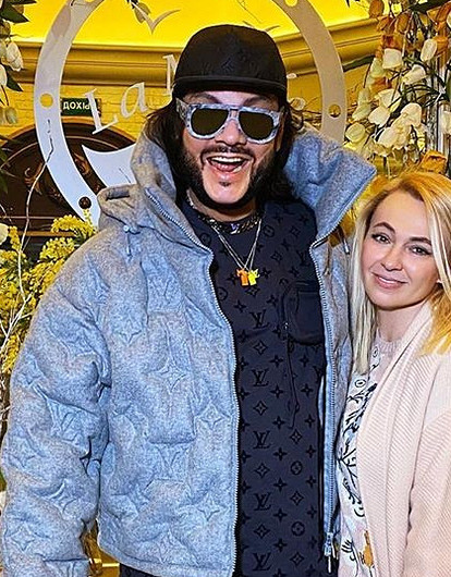 Яна Рудковская подарила гламурную маску с камелиями от Chanel Филиппу Киркорову (видео)