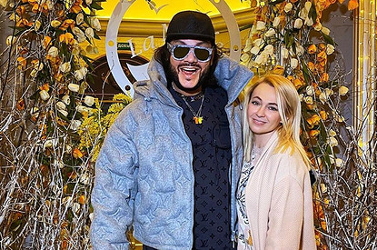 Яна Рудковская подарила гламурную маску с камелиями от Chanel Филиппу Киркорову (видео)