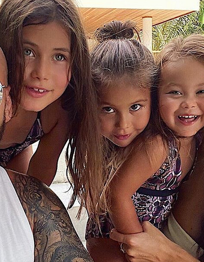 Оксана Самойлова и Джиган возвращаются в Москву после скандала (видео из аэропорта)