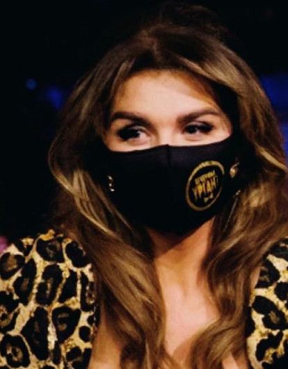 Анну Седокову раскритиковали за продажу «леопардовых» масок