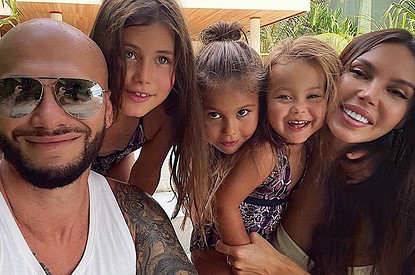 Оксана Самойлова и Джиган возвращаются в Москву после скандала (видео из аэропорта)