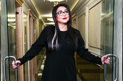 Лолита в лифчике почистила унитаз на карантине (видео)