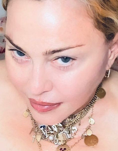 «Великий уравнитель»: Мадонна разделась и призвала перестать дискриминировать коронавирус (видео)