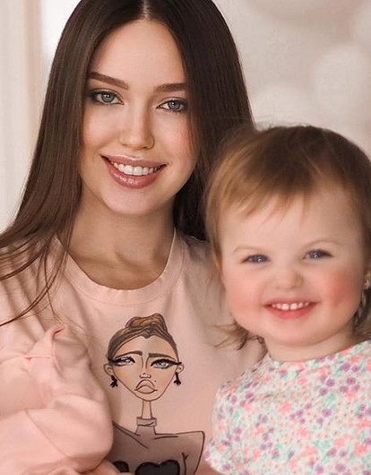 «Сердце вот-вот разорвется»: Анастасия Костенко поделилась милым фото с дочерьми